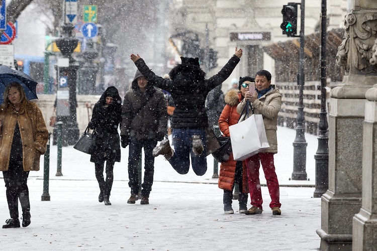 Tourists enjoying the cold weather in Budapest