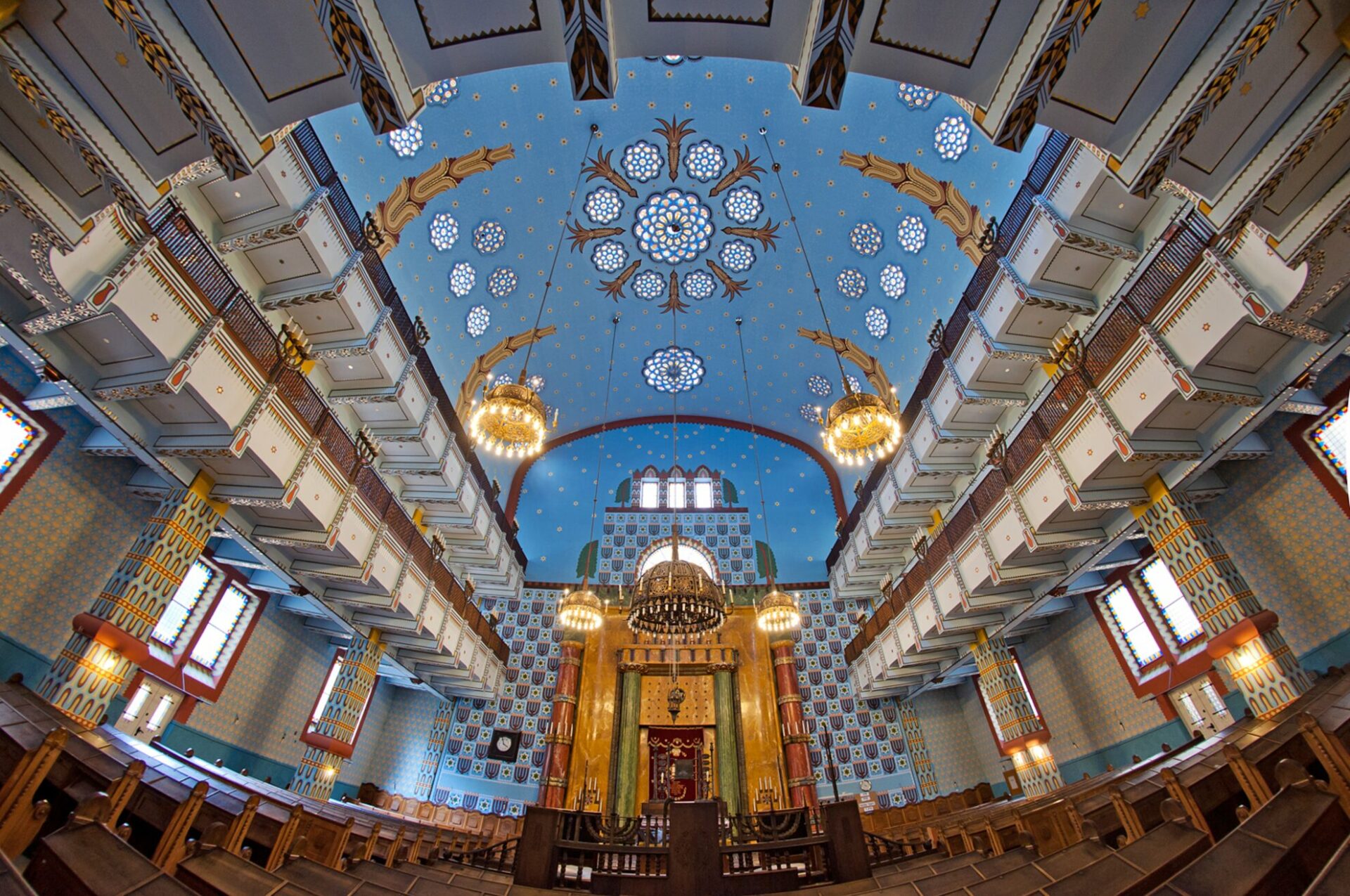 Interior shot of the Kazinczy Street Synagogue