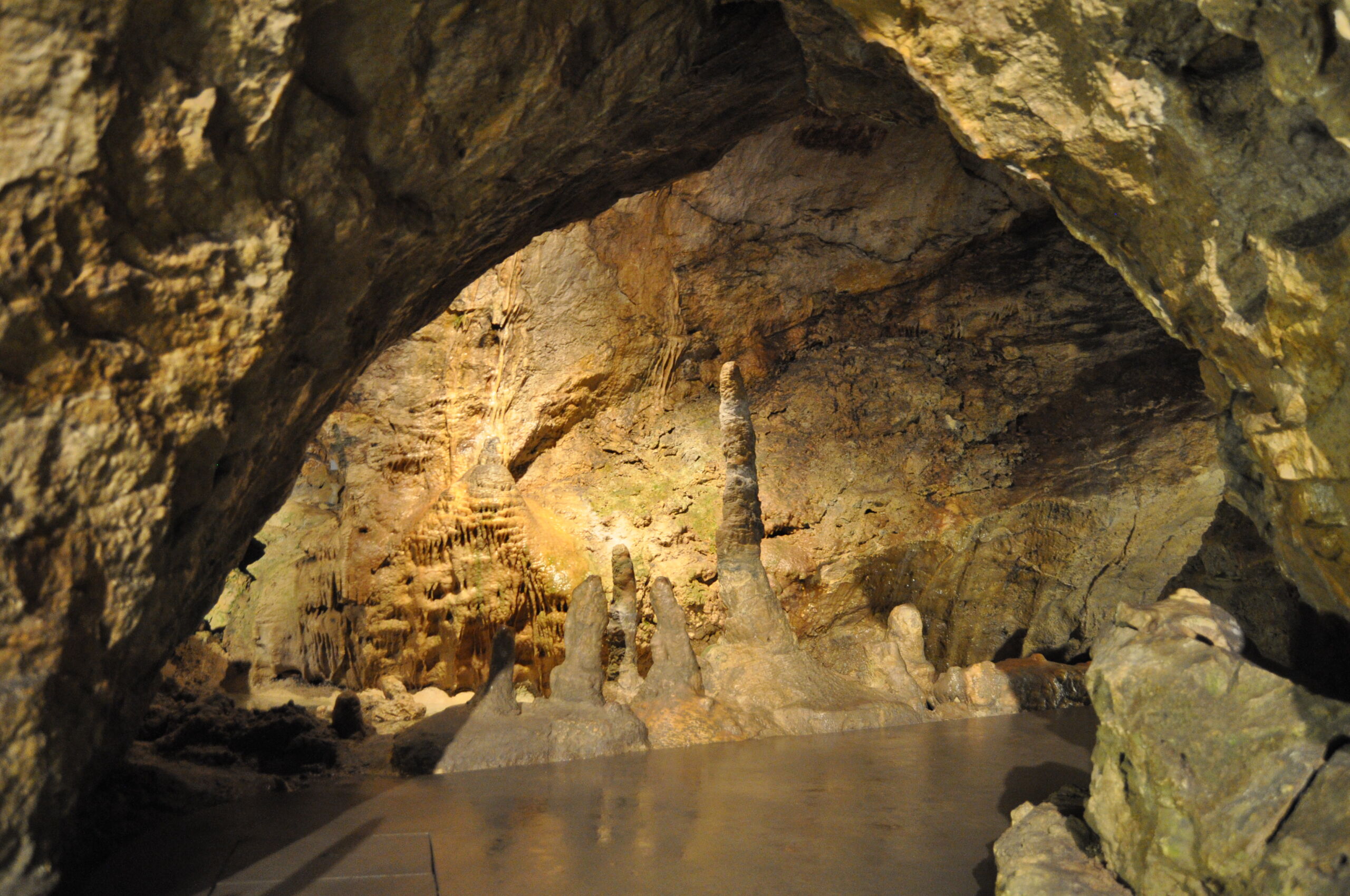 The inside of the Pá-völgyi cave