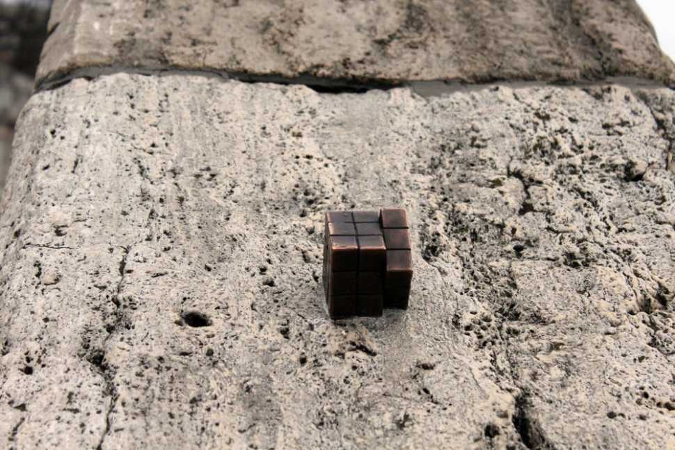 A Rubix's cube mini statue