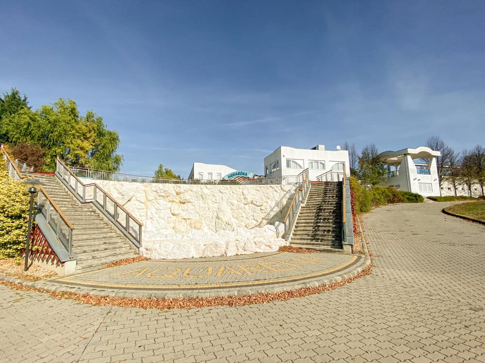 Modern blue stairs and walkway leading into the Aquaréna park