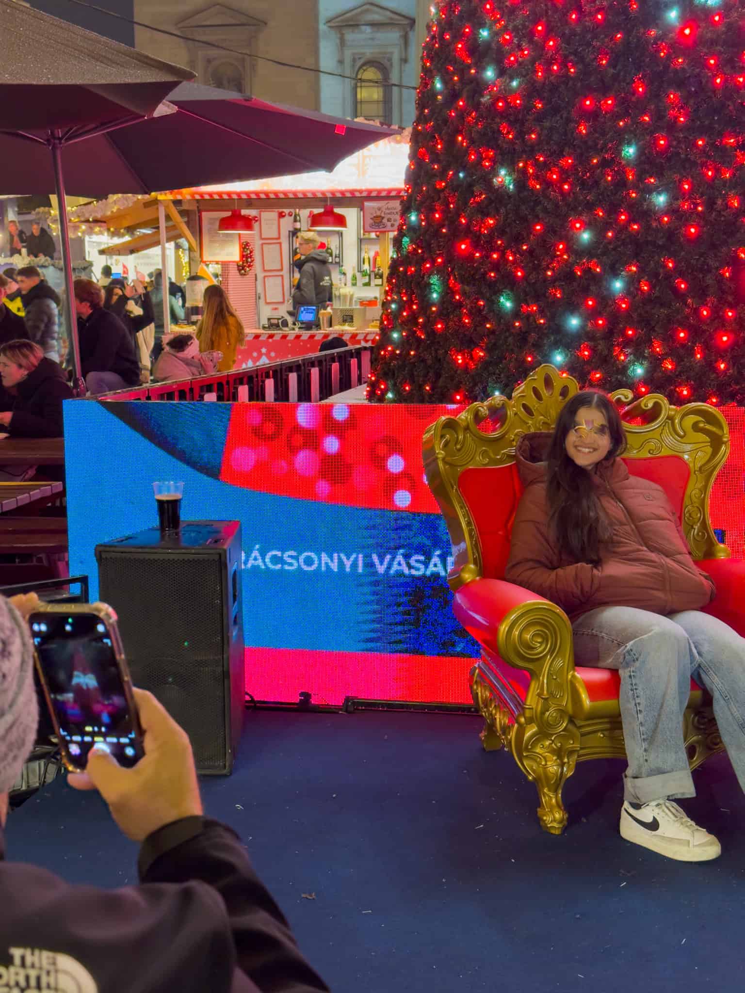 Second photo spot with a festive chair and tree