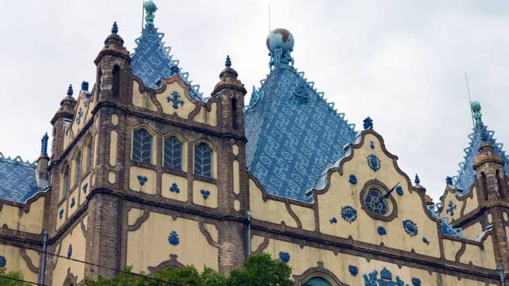 The green floral facade of the Bedő House in Budapest