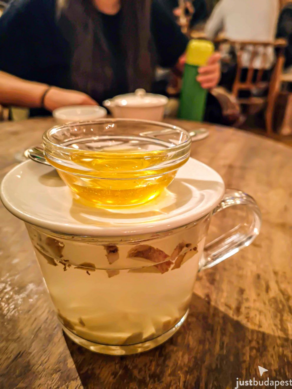 Warm ambient lighting and a cozy evening atmosphere at Béla bar