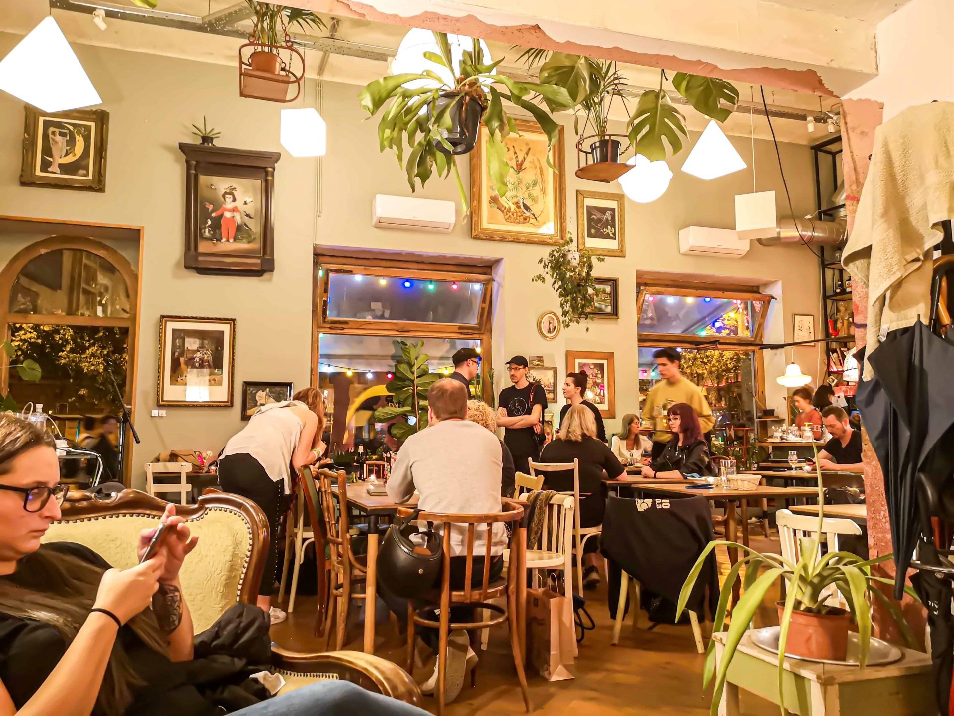 The welcoming exterior facade of Béla bar on Bartók Béla Boulevard