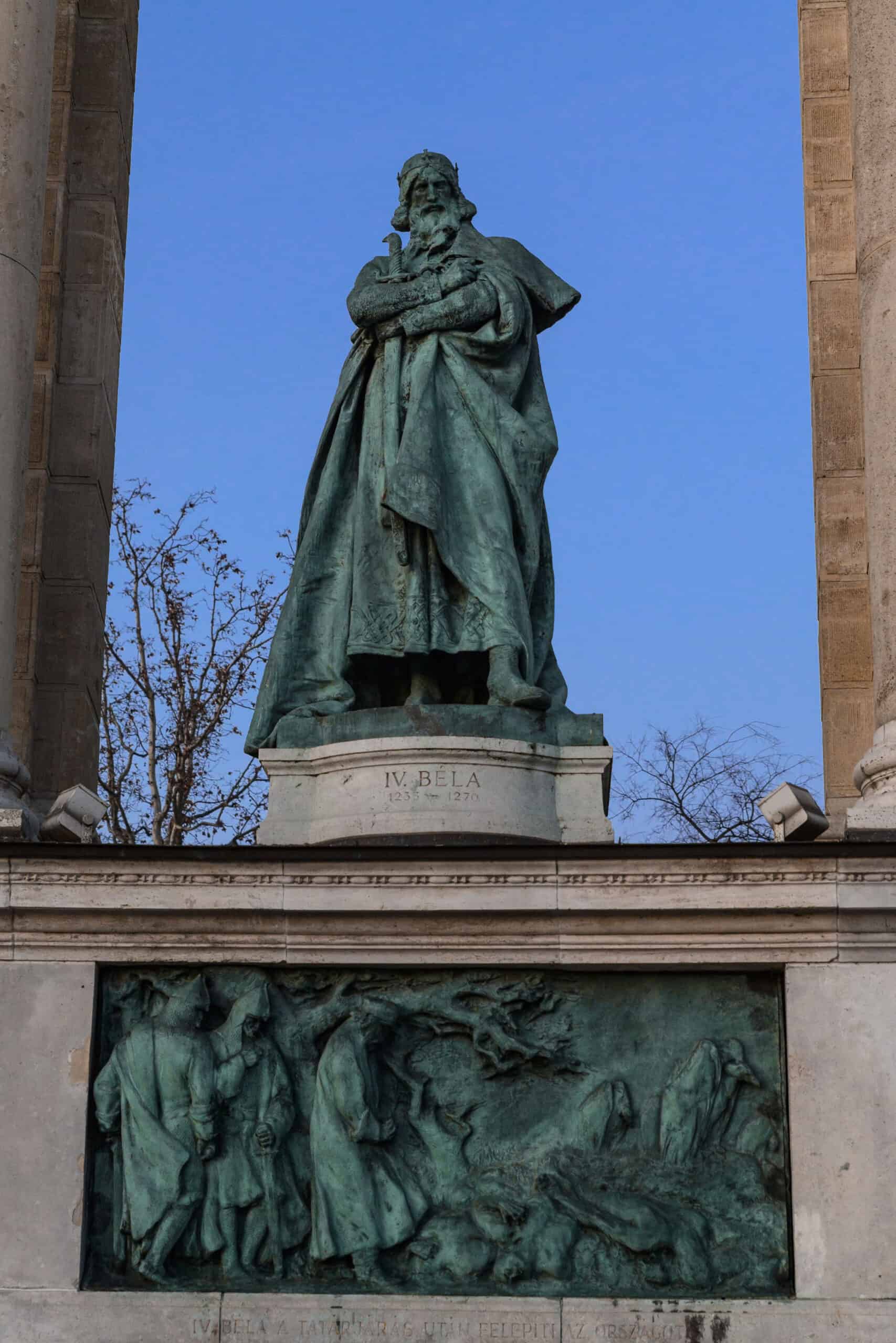 The bronze statue of King Béla IV in the left colonnade