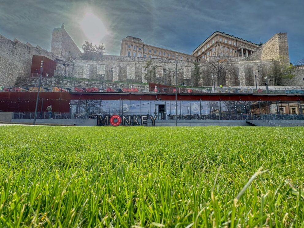 A sunny restaurant terrace located in the Buda Castle Garden district