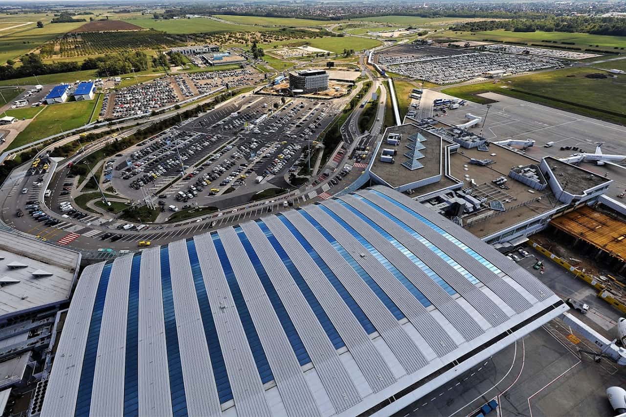 An aerial view showing the proximity of the official parking zones to the Budapest Airport SkyCourt terminal