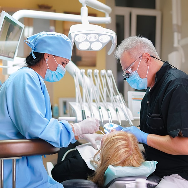 A bright and welcoming waiting room inside a premium Hungarian cosmetic surgery clinic