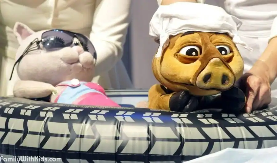 An amusing pig puppet performance at the Budapest Puppet Theatre