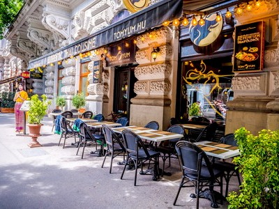 A fresh bowl of classic Pad Thai noodles with peanuts and lime