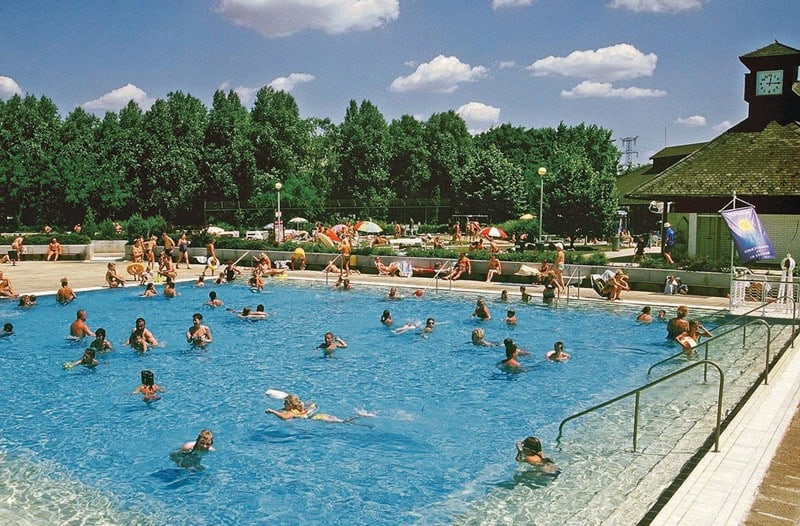 People relaxing in the outdoor thermal seating pool at Csepeli Strandfürdő