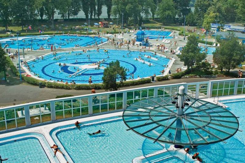 Dagály fürdő and its huge outdoor pools