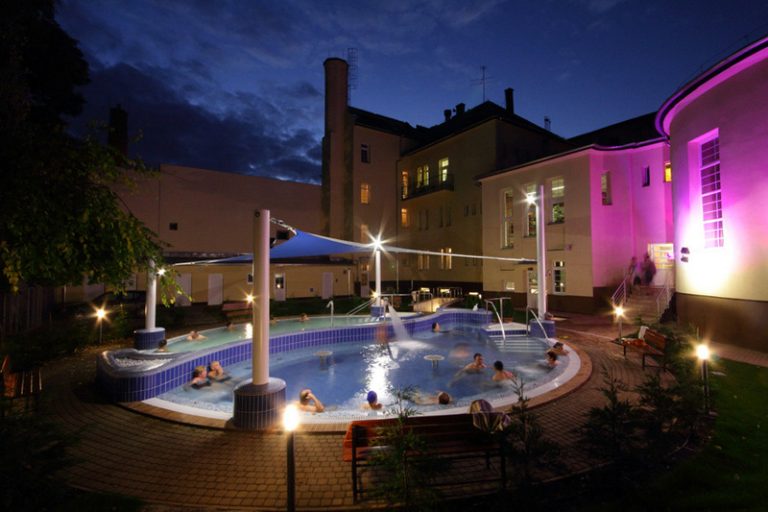 The outdoor pools of Dandár Bath in Budapest by night