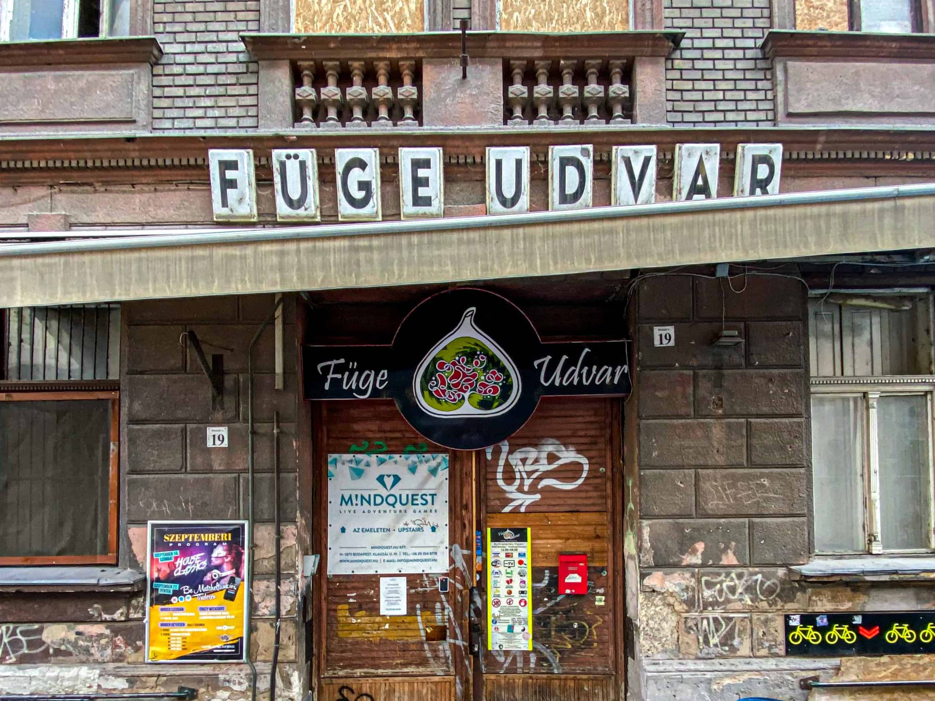 The old apartment building facade and street entrance to the Füge Udvar ruin bar