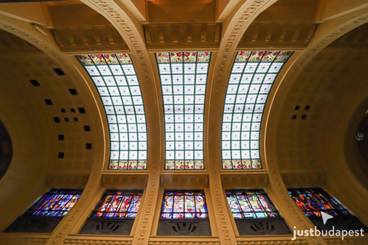 Graphic showcasing the aesthetic and location of the Gellért Thermal Bath