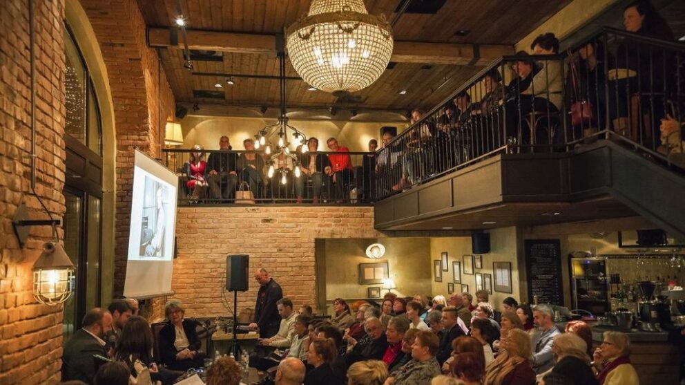 A massive crowd attending a literary event or presentation inside Hadik