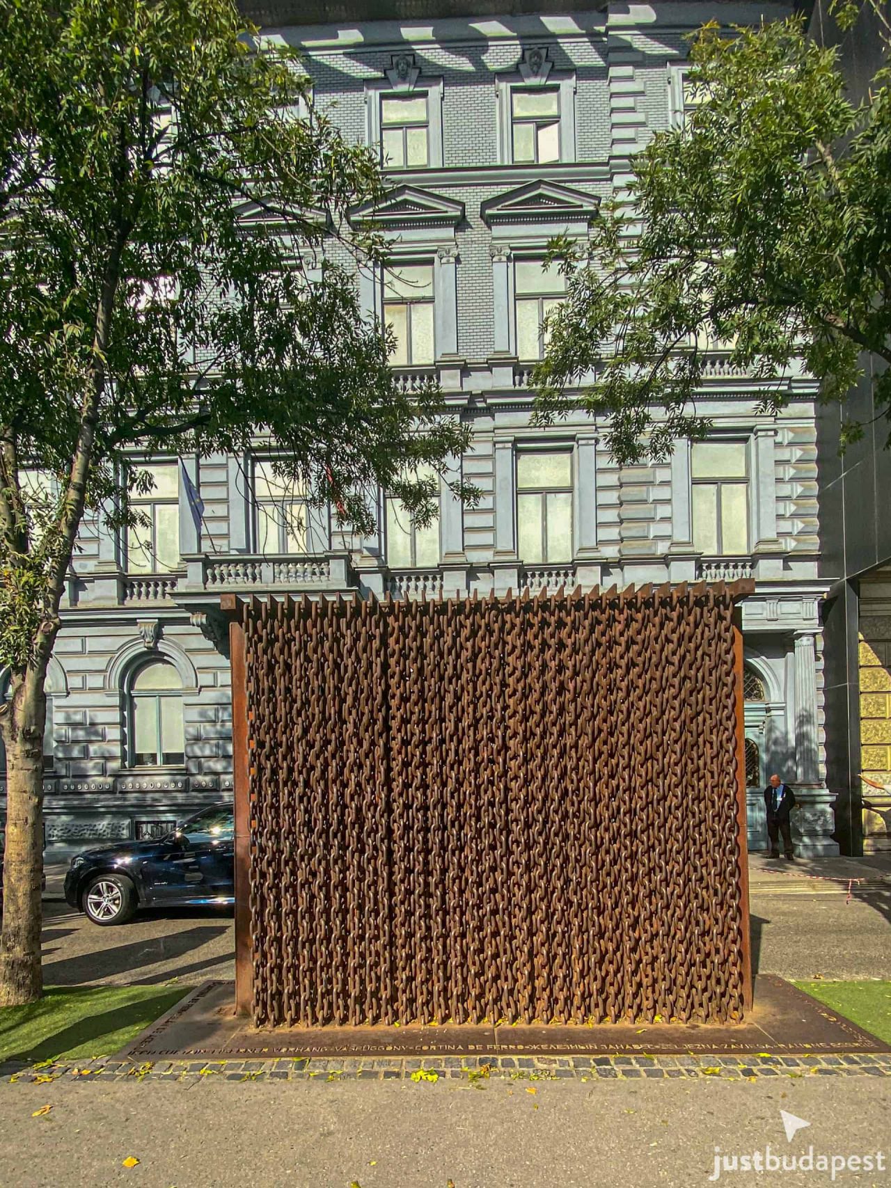 A dense, heavy sculpture made of thick iron chains representing the Iron Curtain
