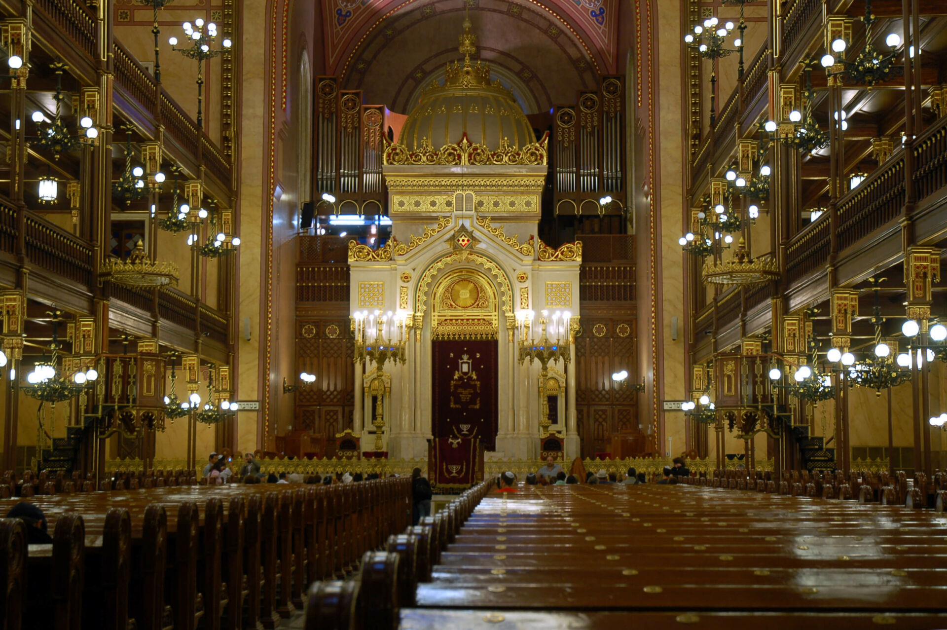 The exhilarating interior of the Dohány Street Synagogue
