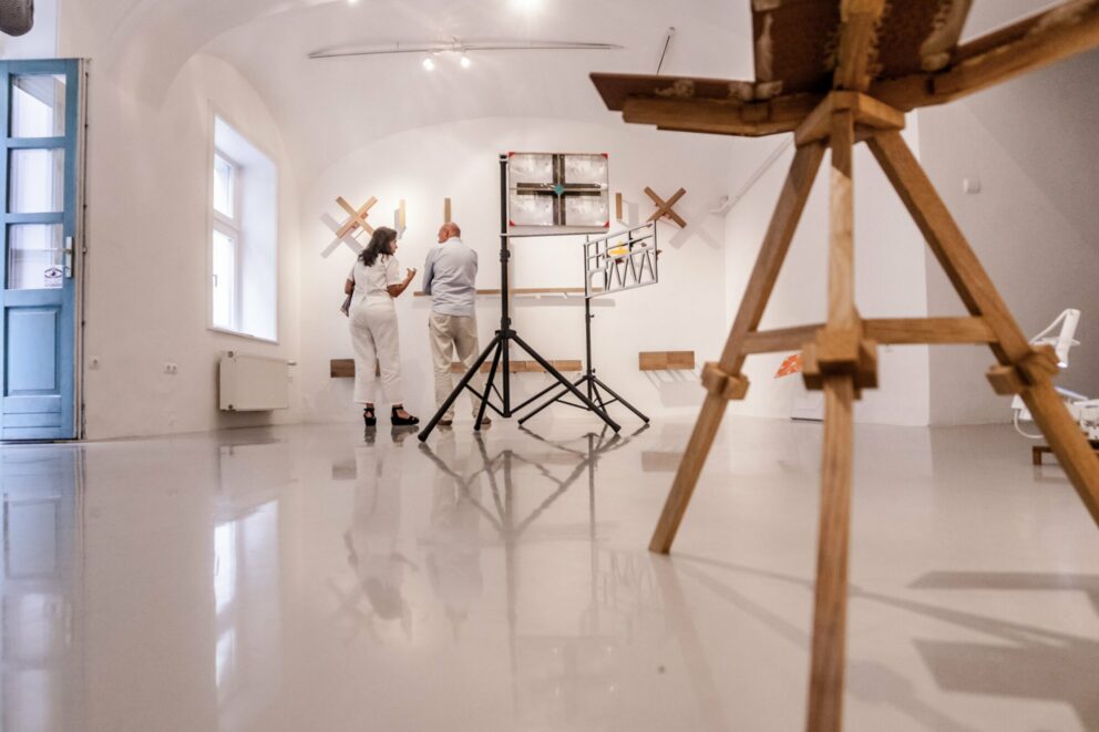 A large minimalist wooden sculpture at Kisterem Gallery