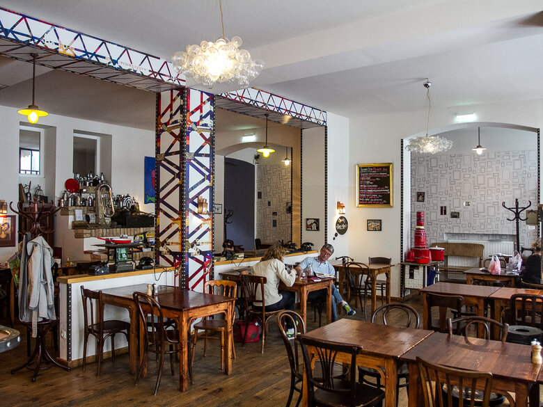 Kőleves restaurant in Budapest with wooden tables and chairs