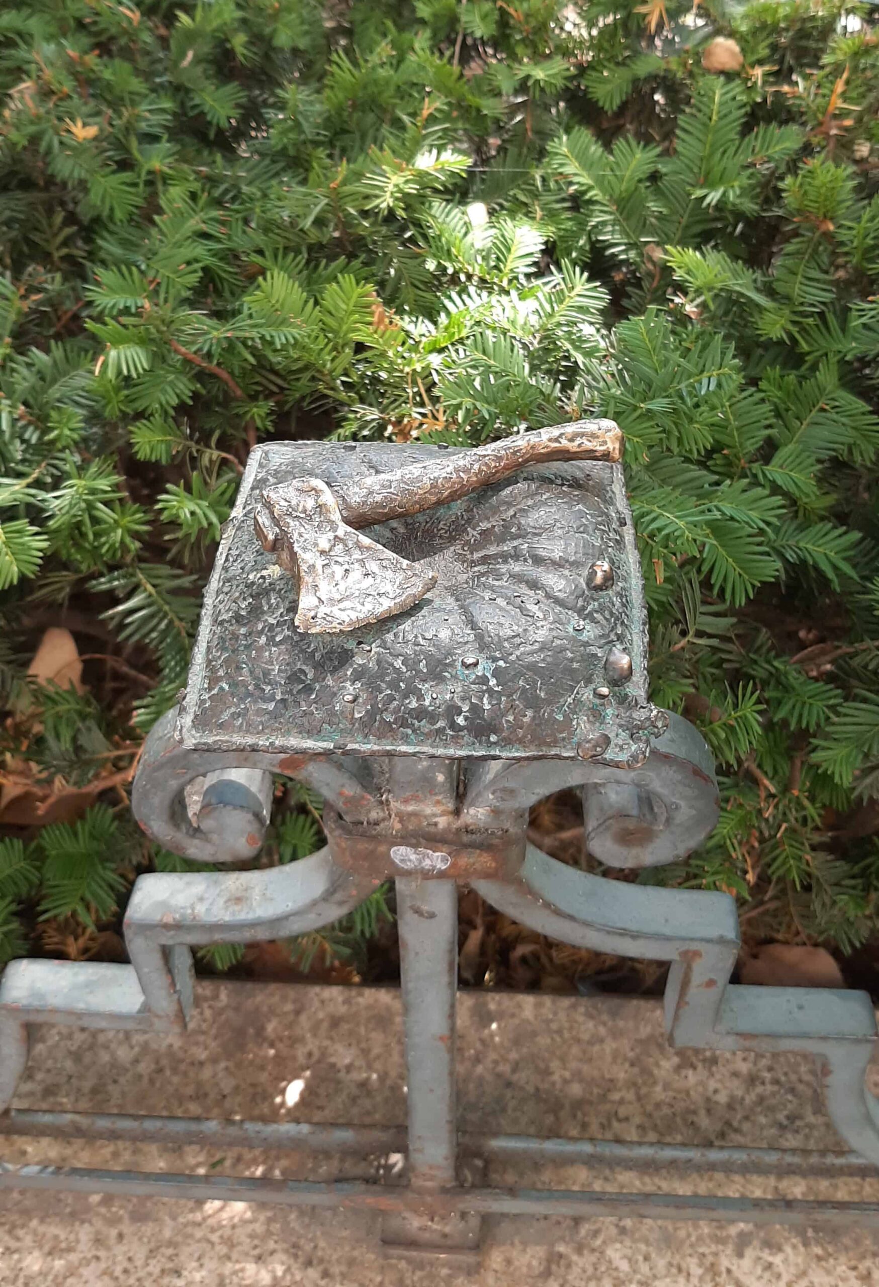 The famous Kolodko bronze figure of Kermit the Frog sitting quietly on a fence at Liberty Square