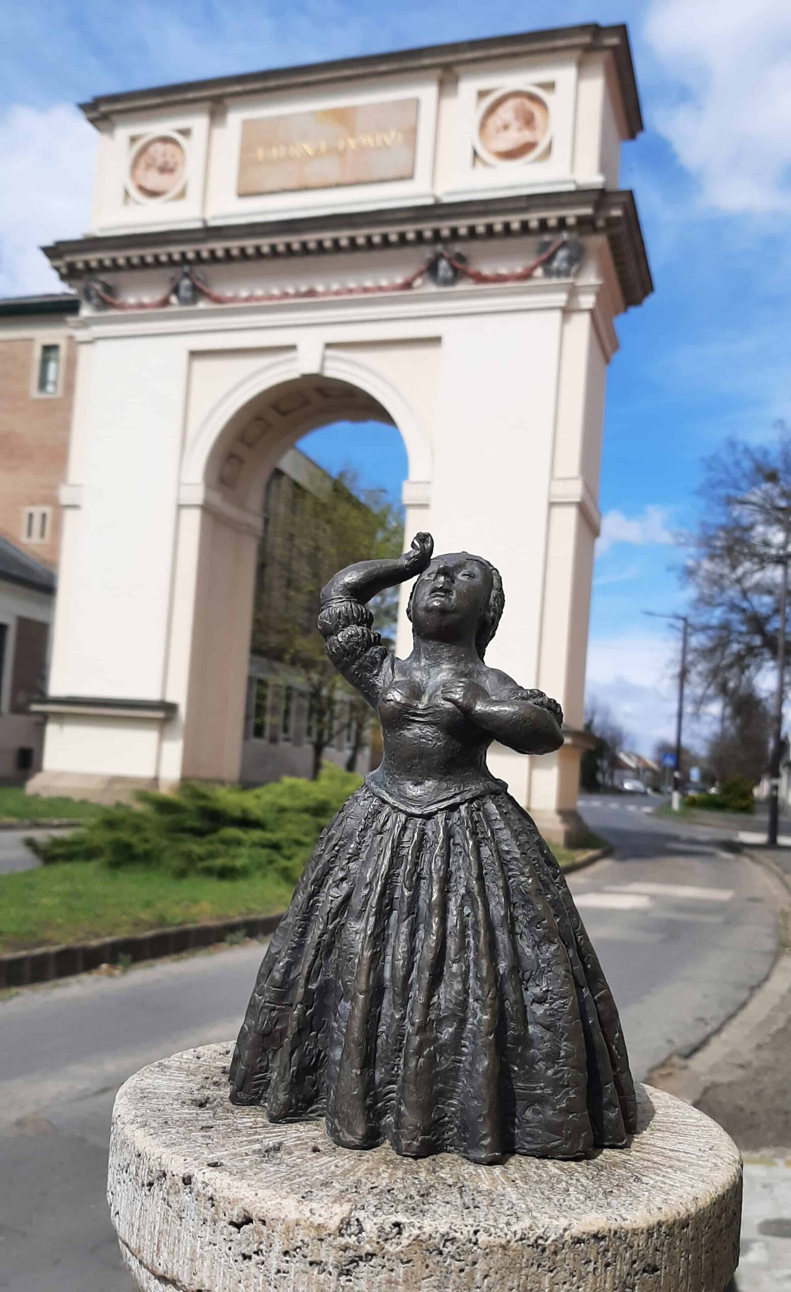 A historical miniature bronze statue created by Kolodko located publicly in the town of Vac