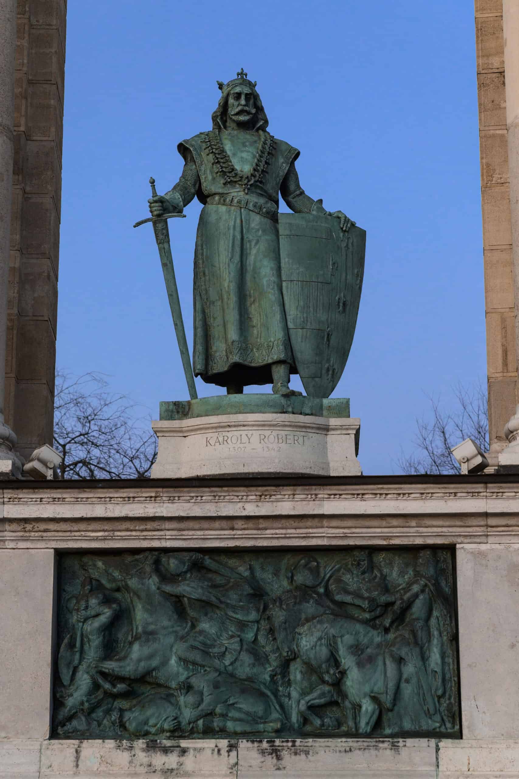 The armor-clad statue of King Louis the Great resting on a broadsword