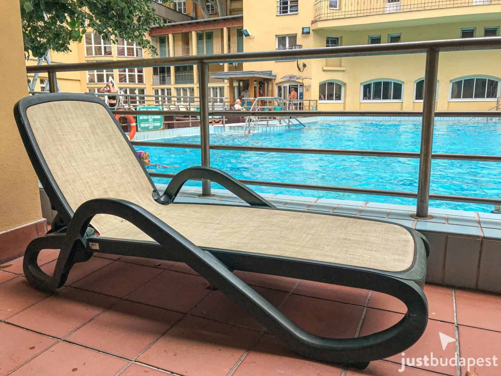 The outdoor swimming pool and sun terrace at Lukacs Bath in Buda