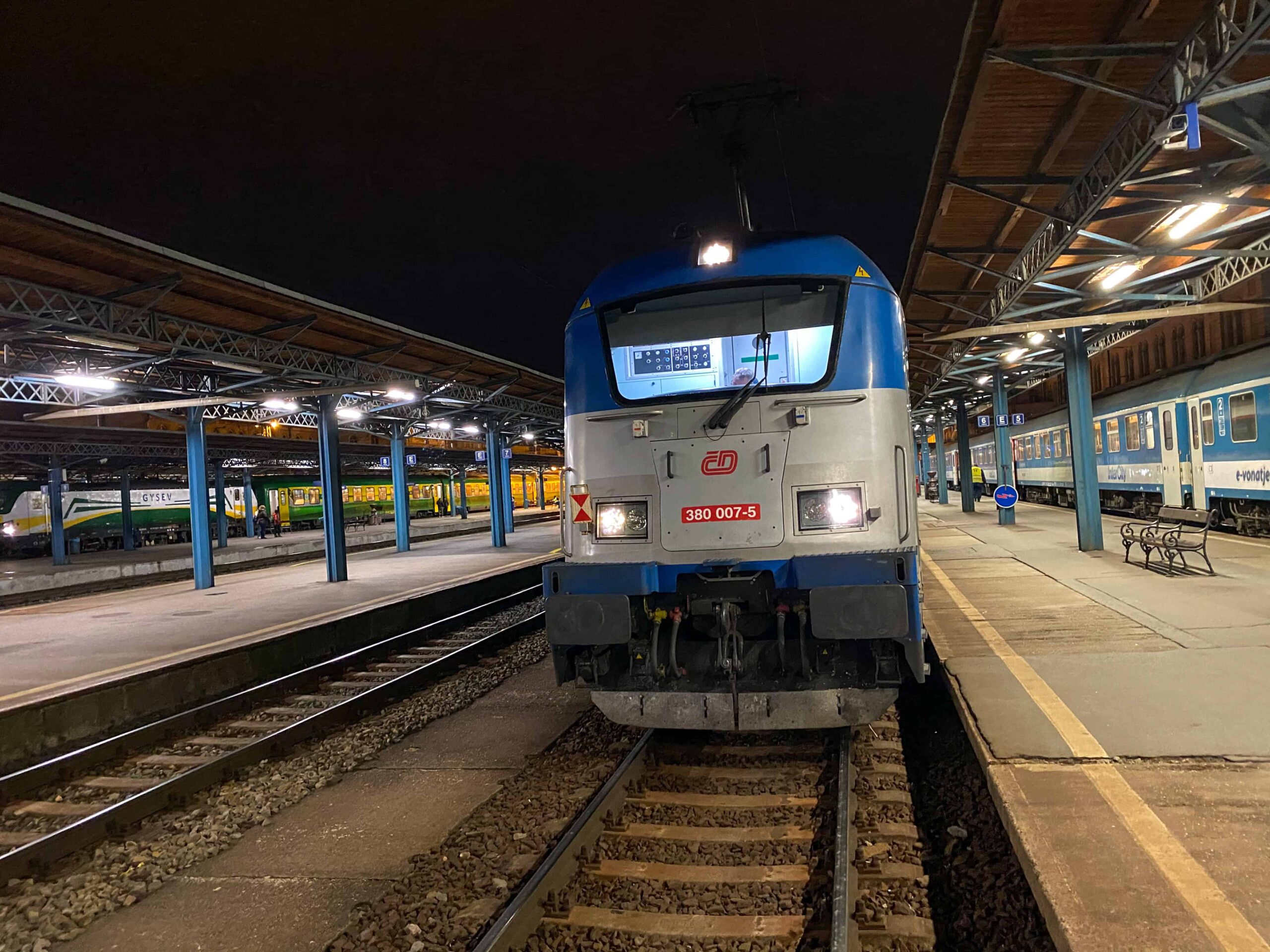 A private sleeper cabin featuring bunk beds on the Metropol EuroNight train