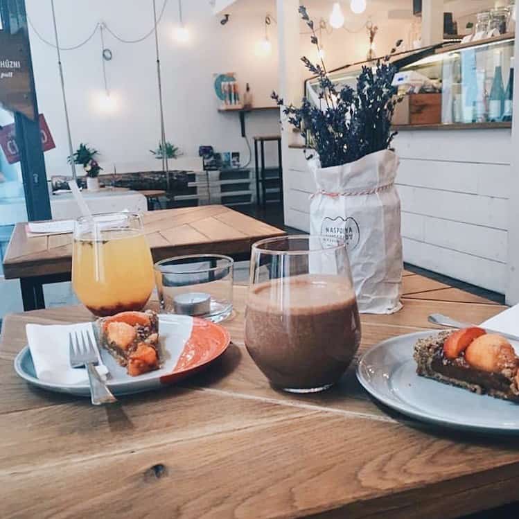 A healthy vegan breakfast bowl with fresh fruit at Naspolya