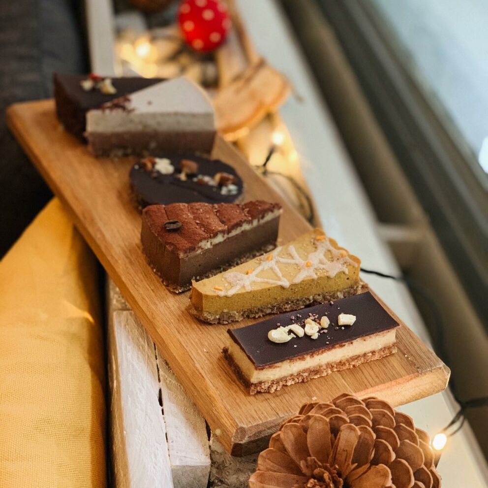 Delicious, beautifully decorated raw vegan cakes at Naspolya Nassolda