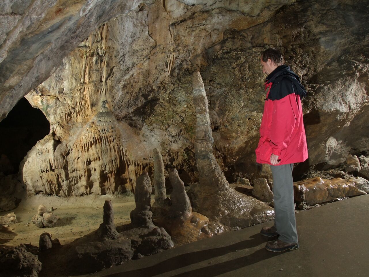 Dramatic stalactites hanging from the ceiling inside the Pál-völgyi Cave