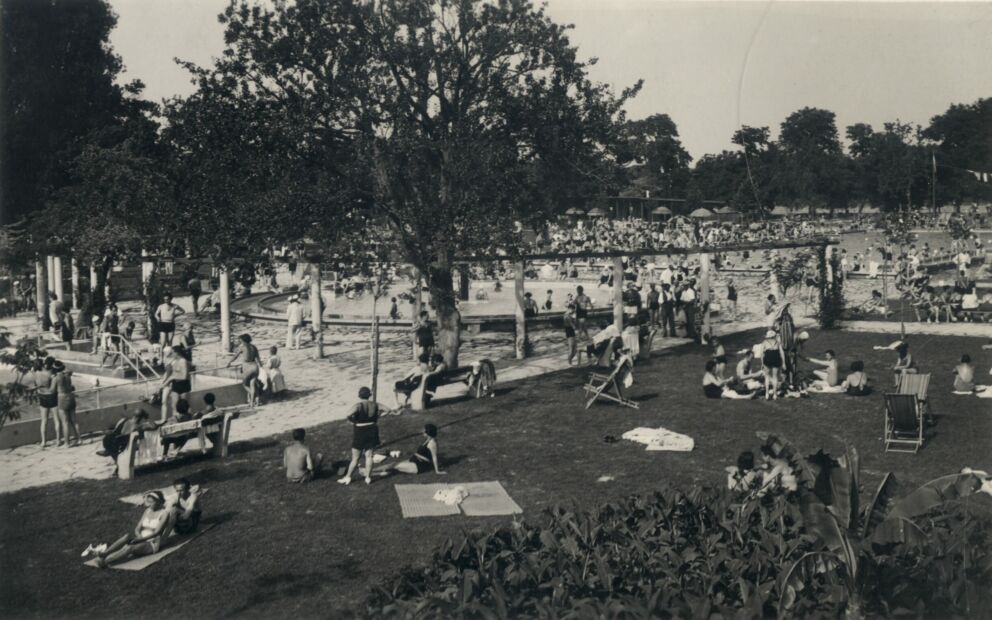 Vintage black and white photo of people relaxing at Punkosdfurdo Bath