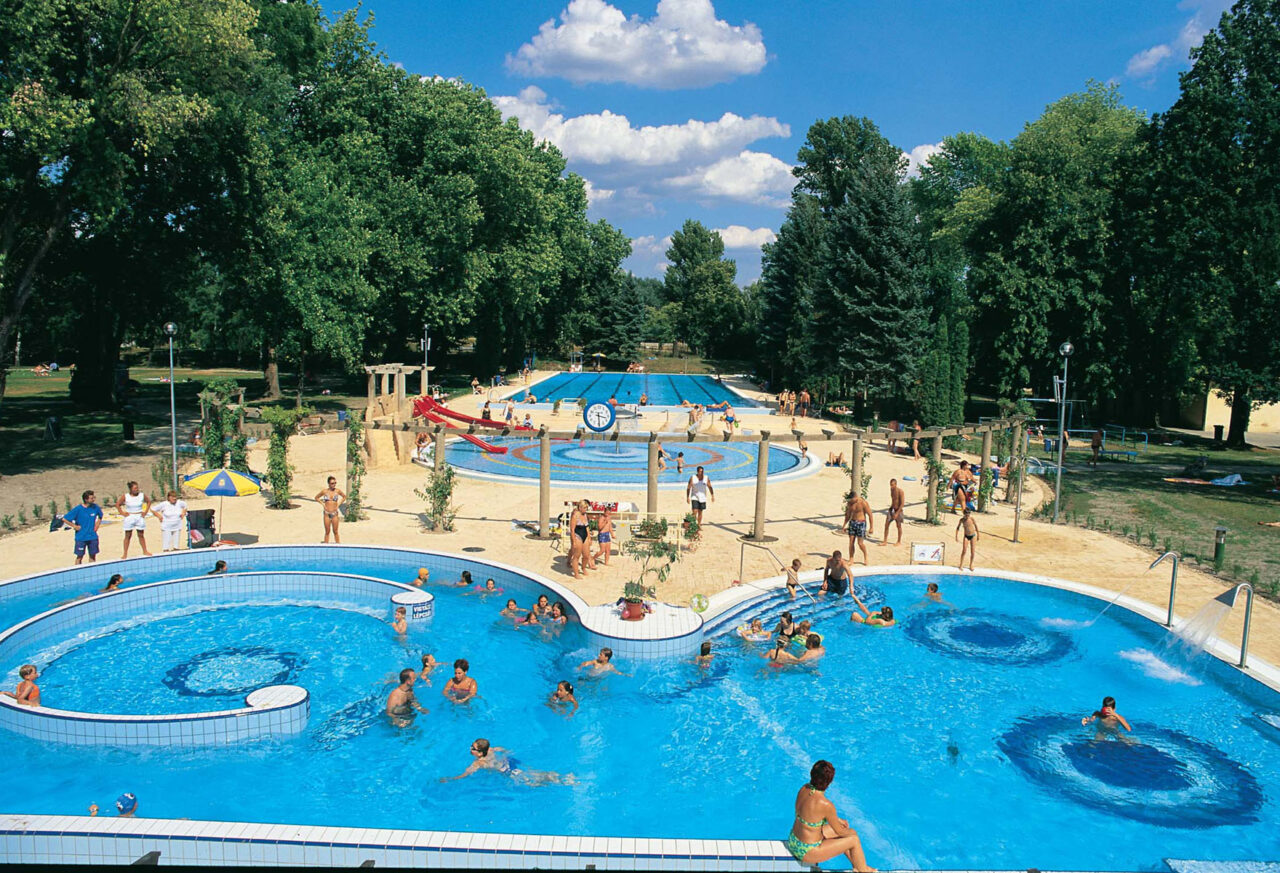 The interlocking blue pools and lazy rivers of Pünkösdfürdői Strand