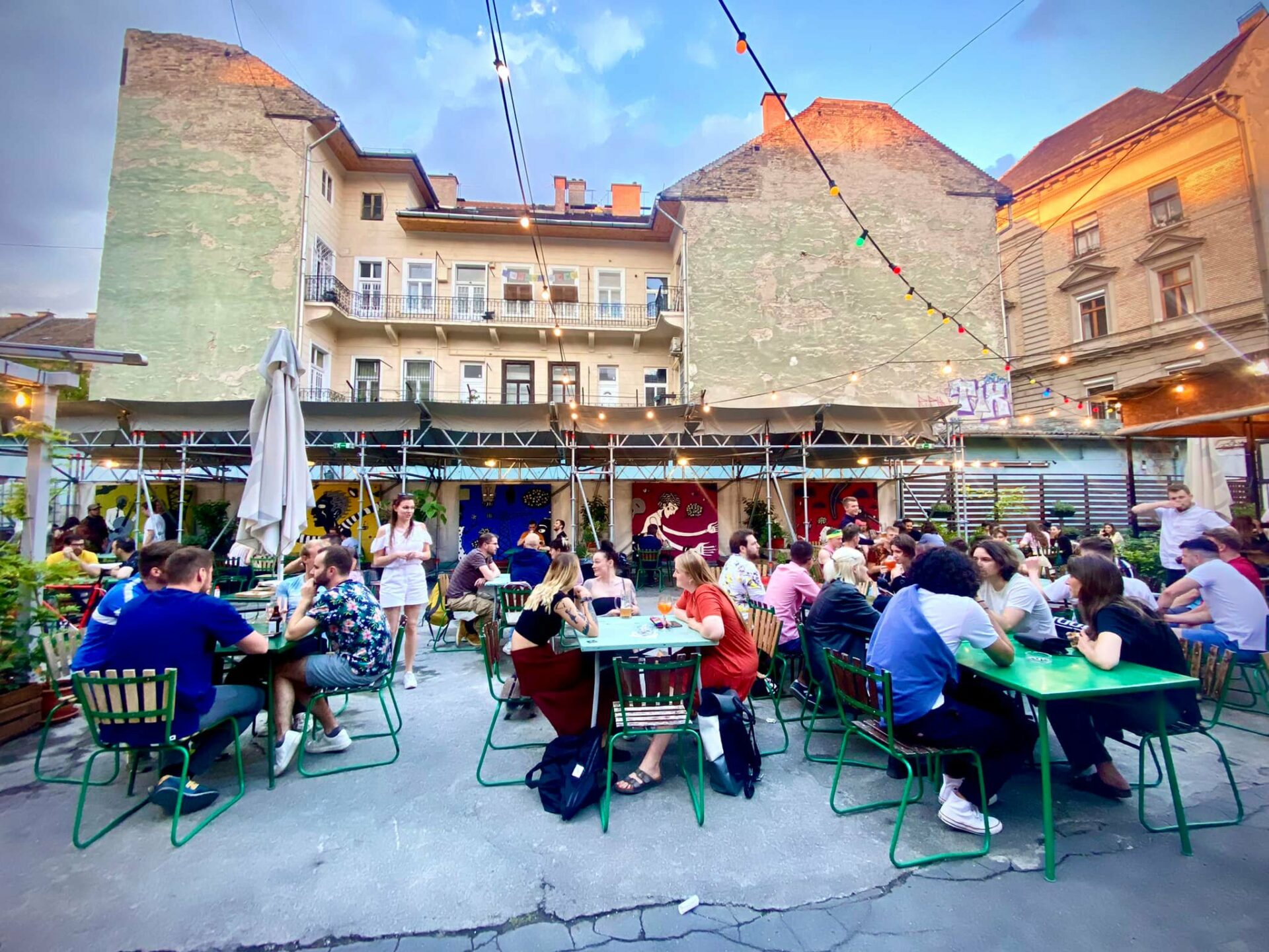 A lively evening crowd in the Racskert open-air courtyard