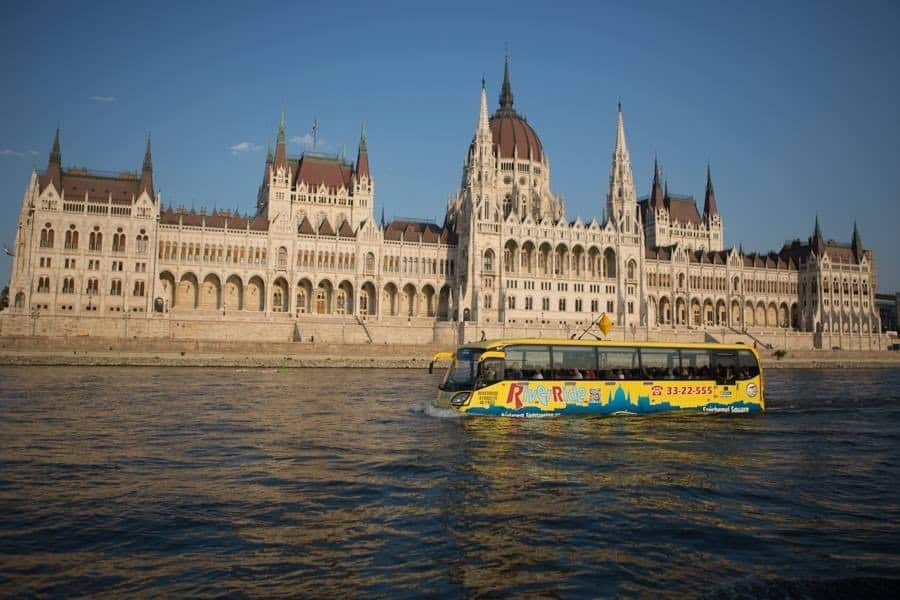 A couple enjoying a luxurious private speedboat cruise on the Danube near the Parliament