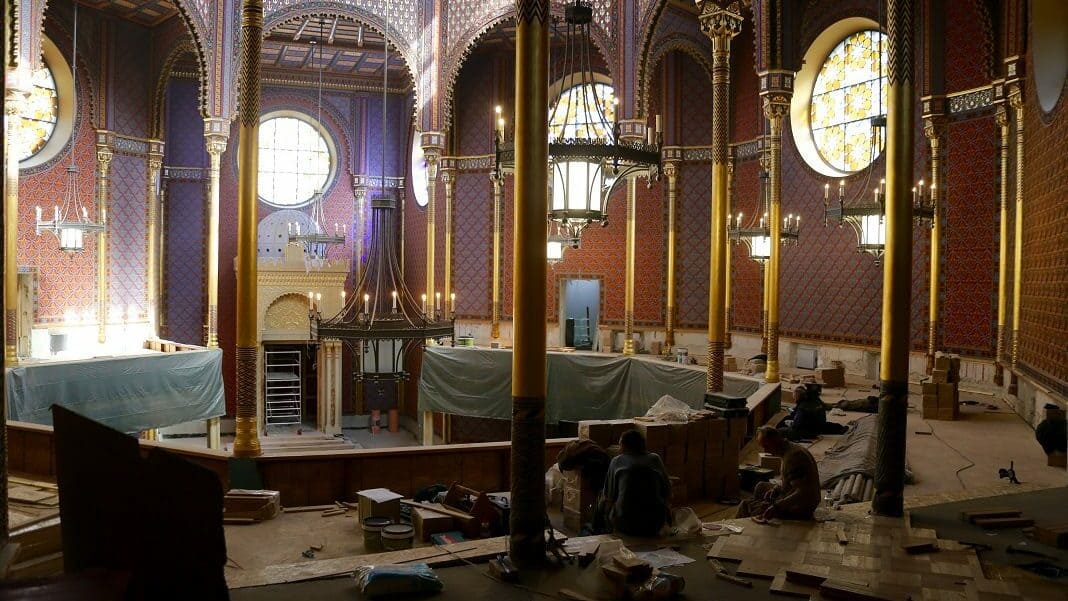 Construction work underway during the major restoration of the synagogue