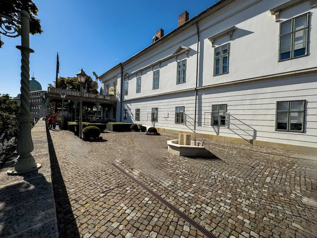 The quiet, arcaded inner courtyard of Sandor Palace