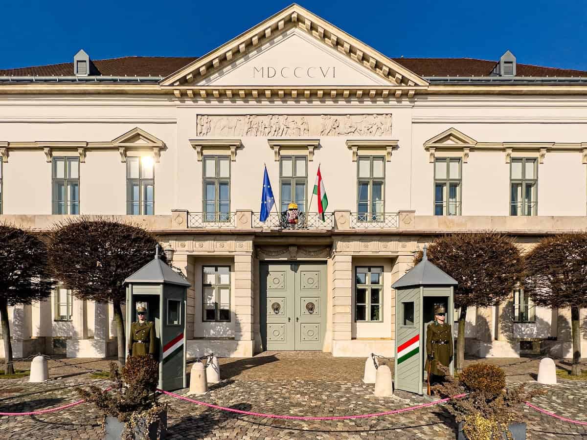 The full exterior of Sandor Palota with the Hungarian flag flying