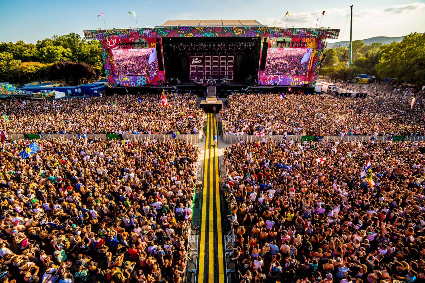 A huge daytime crowd gathered at the main stage of the Sziget Festival