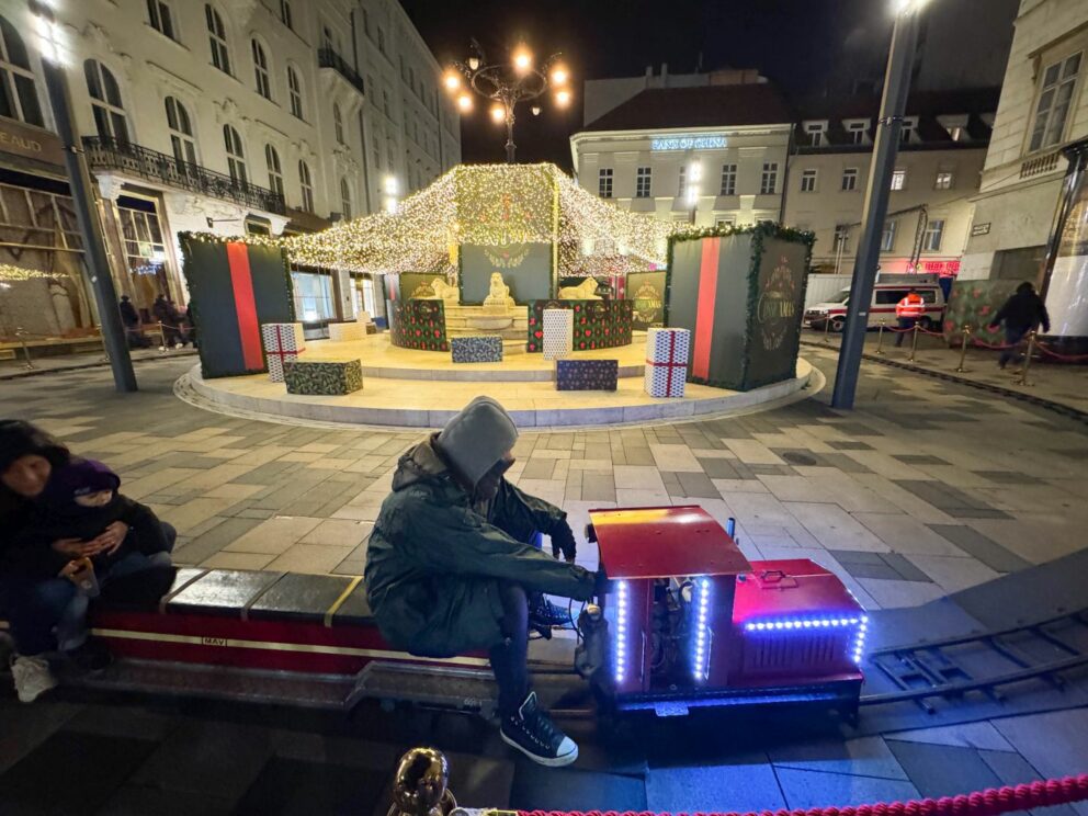 The small children's train ride at Vörösmarty Square